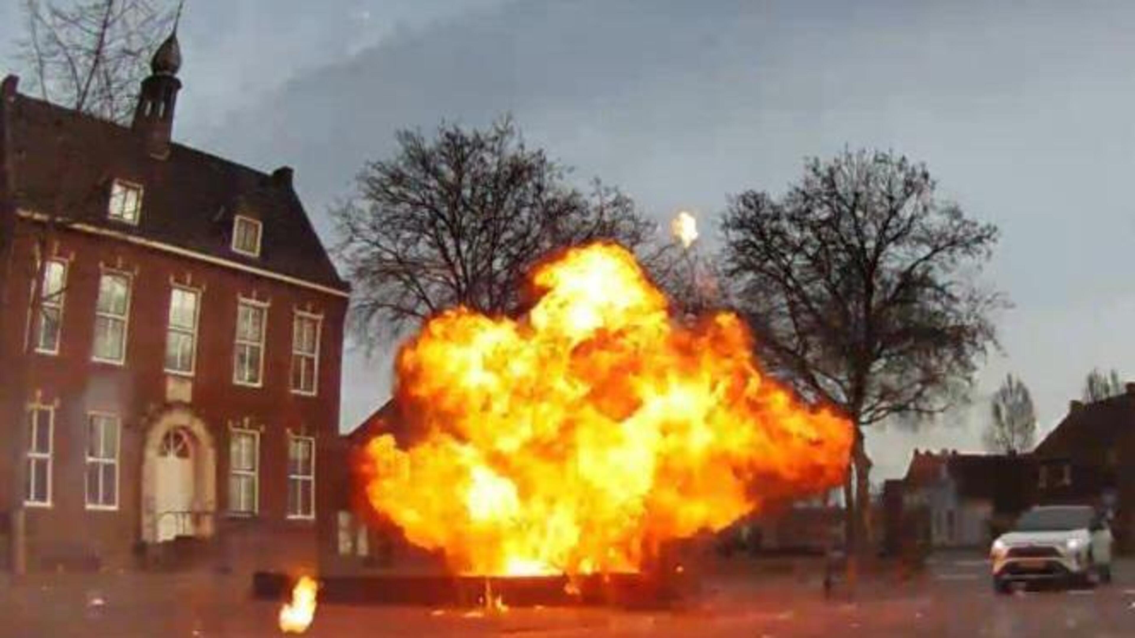 Politie gaat ‘stevig gesprek’ voeren met jongeren die vuurwerkbommen aanstaken op de Markt in Montfo